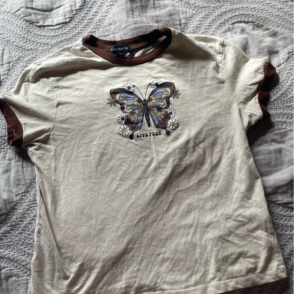 Beautiful beige blouse with a butterfly and a brown color that combines well.